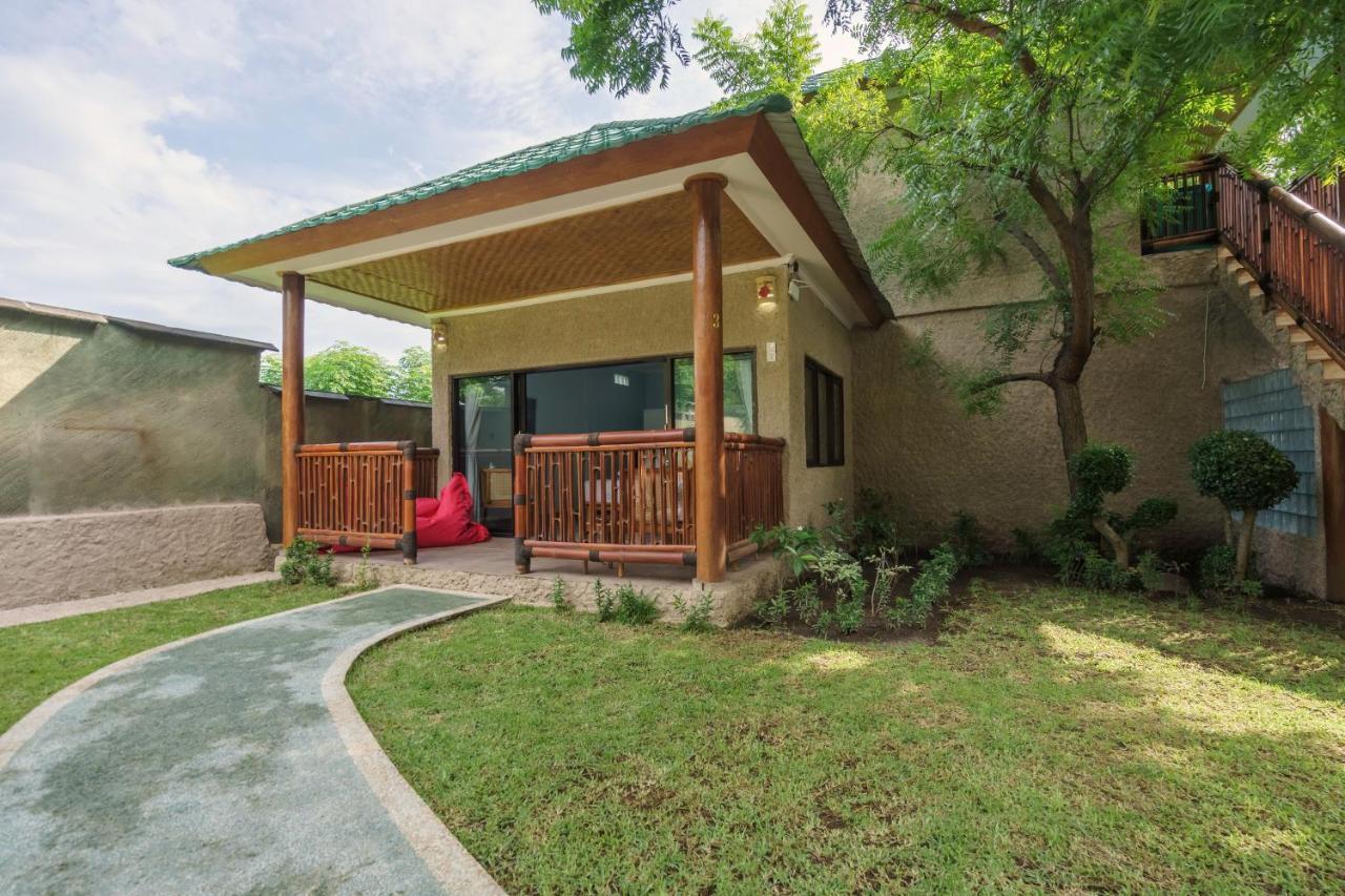 Lunar Dive Resort: Bamboo Villas Kubu Bagian luar foto
